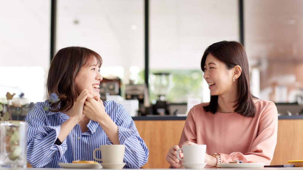 conversation of two girls sitting in a cafe